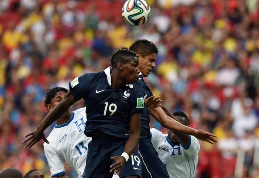 Pogba e Varane sul pallone durante Francia-Honduras. Afp